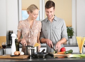 Man och kvinna som lagar mat